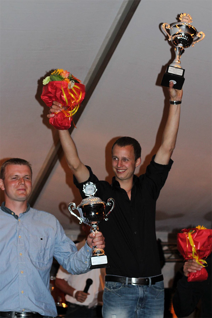 I forbindelse med den store fest lørdag aften, var der også præmieoverrækkelse. Her ville jublen ingen ende tage, da Dennis D. Christensen blev hyldet for sin første Rallycross-sejr nogensinde
(Foto: Kim Lauritsen)